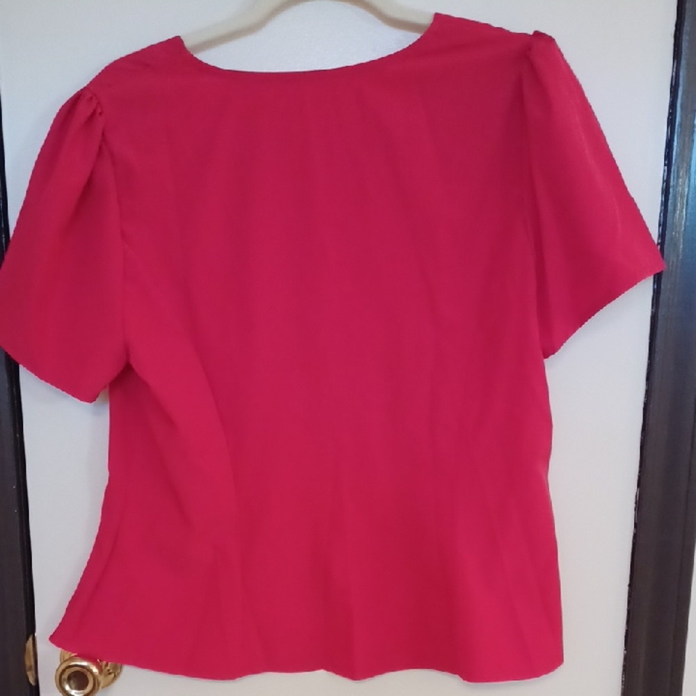 SHEIN Red Short-Sleeve Peplum Top with Gold Bow Buttons - Picture 2 of 7